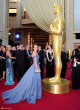 高清组图：奥斯卡红毯潘妮洛普-克鲁兹蓝色礼服