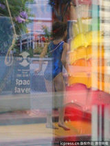 组图：苏瑞练体操玩高难度动作 凯蒂打电话业务繁忙