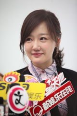 组图：刘璇开心试婚纱 薛佳凝莫慧兰任伴娘