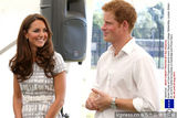 组图：哈利王子逗嫂子凯特王妃莞尔一笑