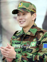 组图：韩国演员温朱万3日上午退伍 结束军队生活