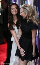 高清组图：杰西卡白裙飘逸 哈德森捂裙严防走光