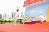组图：陈奕迅亲子活动现场翻筋斗 大展鬼马本色 