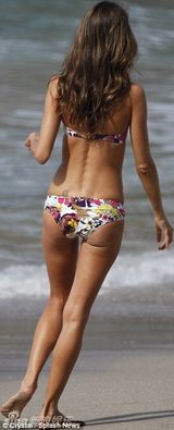 组图：超模安布罗休与猛男嬉闹被扔下海