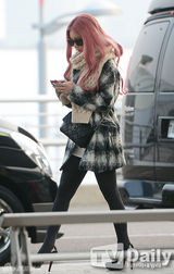 组图：韩团T-ara赴成都开唱 闪亮亮相机场