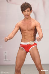 组图：“大只男”陈景国亚洲先生泳装秀遭胸袭  