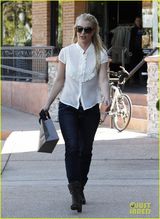 组图：布兰妮分手后变身少女 白衫牛仔容光焕发