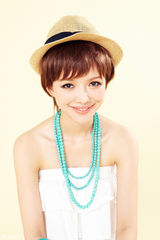 组图：班嘉佳帅气短发造型俏皮可爱