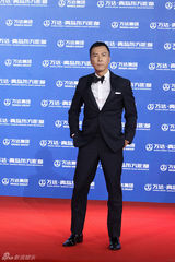 组图：万达百米红毯第二秀 梁朝伟赵薇众星百态