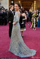 组图：艾丽西卡-维坎德长裙拖地裸背性感