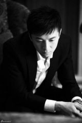 组图：朱雨辰黑白写真高贵兼忧郁气质