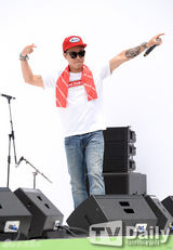 组图：f(x)宋茜等助阵马拉松 运动服展青春活力