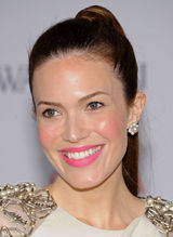 组图：曼迪-摩尔白色长裙端庄亮相