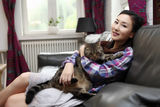 组图：石琳居家写真与爱猫嬉戏