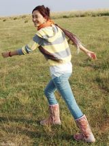 高清组图：应采儿草原写真 感悟自在真我