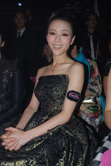 高清图：众星广州穿越时尚 张静初造型美艳