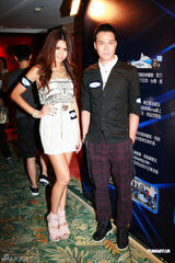 组图：周秀娜低胸秀美腿 谢天华将穿泳裤拍特辑