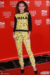 组图：李玟勤练瑜珈随时当妈 李克勤献处女走秀