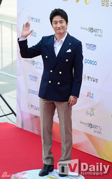 组图：少时Jessica挽SJ圭贤亮相音乐剧颁奖红毯