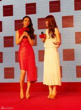 组图：汤唯悦悦再度重逢 彼此分享保养秘笈