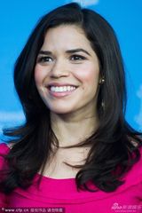 组图：《凯撒查韦斯》发布会 艾美莉卡笑盯镜头