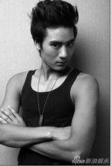 组图：贺德光鬼马写真玩搞怪 着深V衬衫秀胸肌