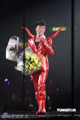 组图：许志安出道25周年红馆开唱 郑秀文捧场