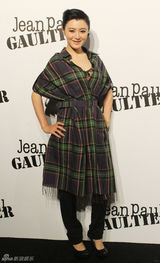 组图：陈廷嘉亮相时尚秀 格子装显优雅知性