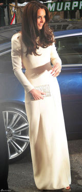 高清图：英国王妃凯特白色高开衩长裙端庄迷人