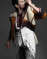 组图：吴奇隆《芭莎男士》大片露孩童本色