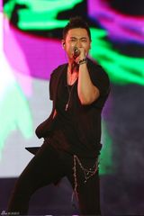 组图：碧海金沙派对火热开唱 2NE1压轴献唱