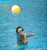 组图：斯威夫特前男友哈利裸身打排球纹身遍布