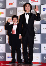 组图：韩星吴政世携小演员亮相釜山红毯比V卖萌