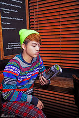 组图：台湾花美男安祐德 圣诞色彩系青春街拍