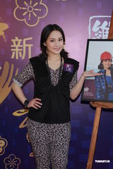 组图：阿娇(钟欣桐)自嘲没钱 患感冒声音沙哑出席活动