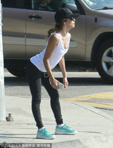 组图：伊娃背心紧身裤亮相 跑步锻炼秀身材