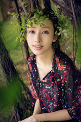 组图：张俪魔幻气质泰国丛林写真