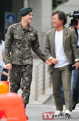 组图：韩星金智勋今日退伍曾演《人鱼公主》