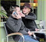 组图：劳伦斯与男友牵手 捏脸摸头亲密互动