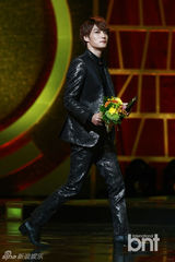 组图：第8届首尔电视颁奖礼 吴奇隆获人气奖