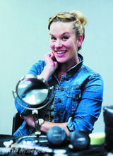 组图：直击百老汇化妆后台 美女瞬间变魔女