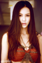 组图：潘霜霜游戏大片花絮 多变表情显另类性感