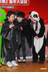 组图：《换乐无穷》宣传 胡杏儿李诗韵扮白雪公主