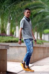 组图：张博随性街拍享受惬意时光