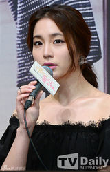 组图：《单身女》发布 李秉宪美娇妻演失婚女