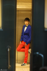 组图：宋珉宇撞色写真展时尚气质