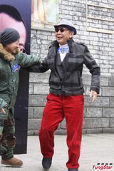 组图：于小伟因拍《大米市》生白发