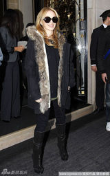 凯莉-米洛大衣皮草镶边 黑色覆盖全身气场十足(图)