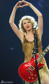 组图：泰勒-斯威夫特公开彩排 热辣亮片裙抢眼