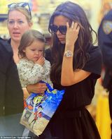 组图：贝嫂与女儿母女装抢镜 小七穿黑色斗篷卖萌